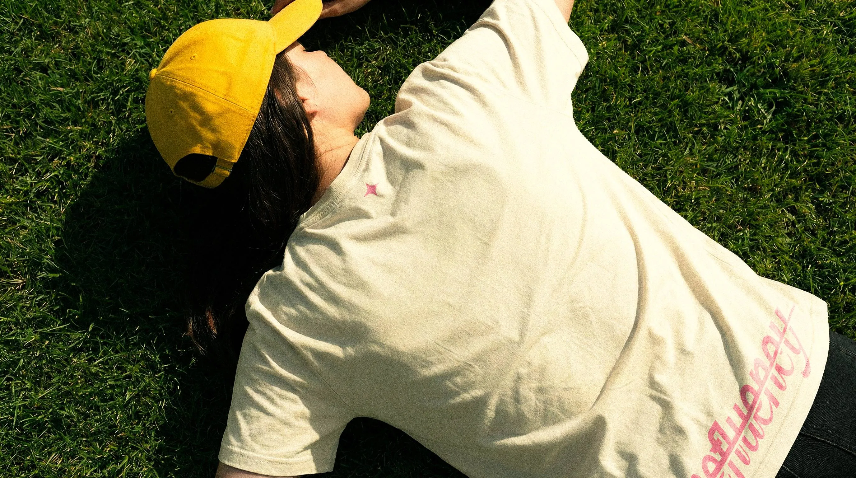 Joven acostado en el pasto