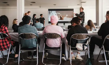 Matcha Azul is a platform for learning English and Spanish.